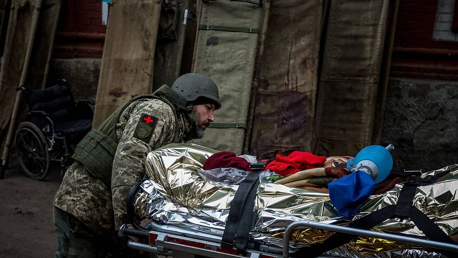 Un médico voluntario evacúa a un soldado ucraniano herido en las inmediaciones de Bakhmut.