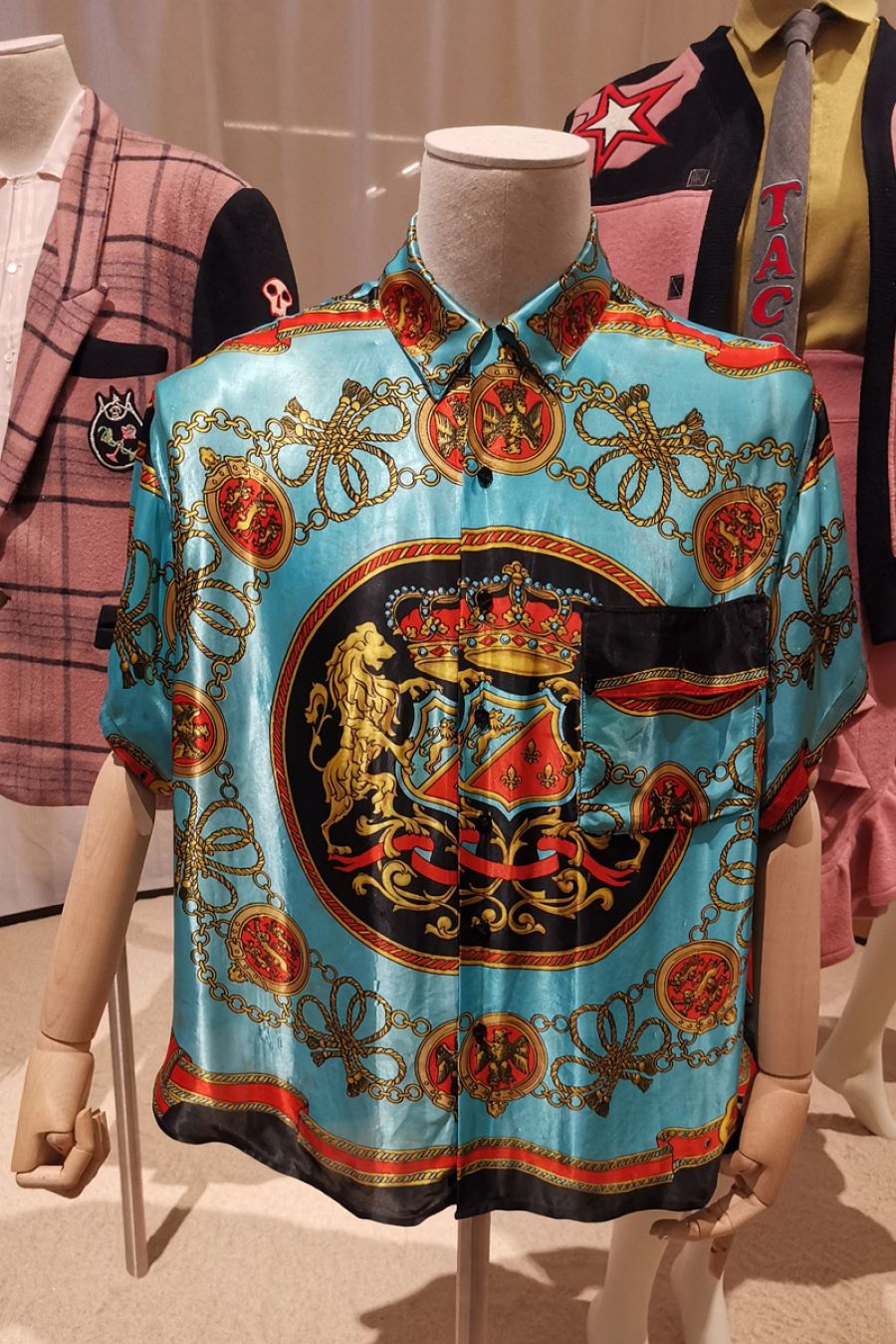 antonio alvarado exposición museo traje baja costura