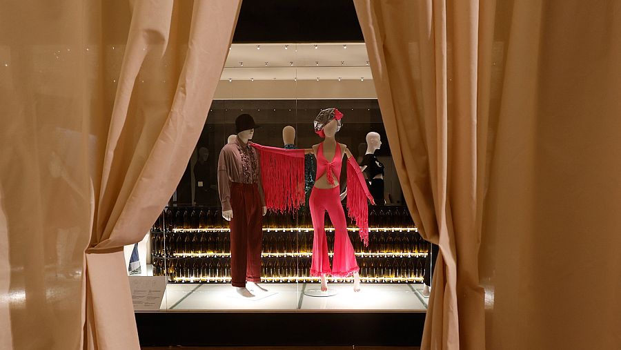 antonio alvarado exposicion baja costura museo traje