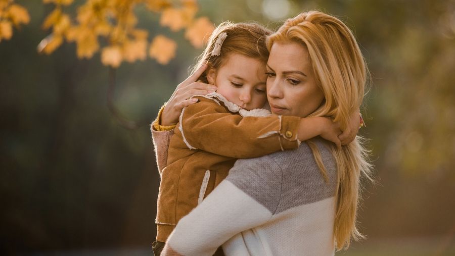 Una madre abrazando a su hija