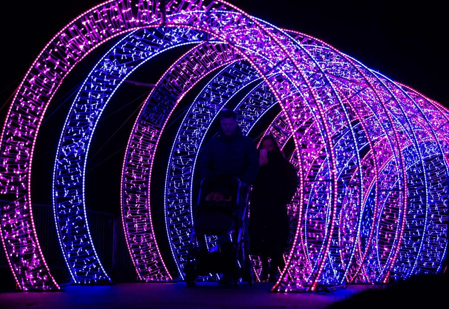 El festival navideño 'Lightopia' en Manchester, Reino Unido.