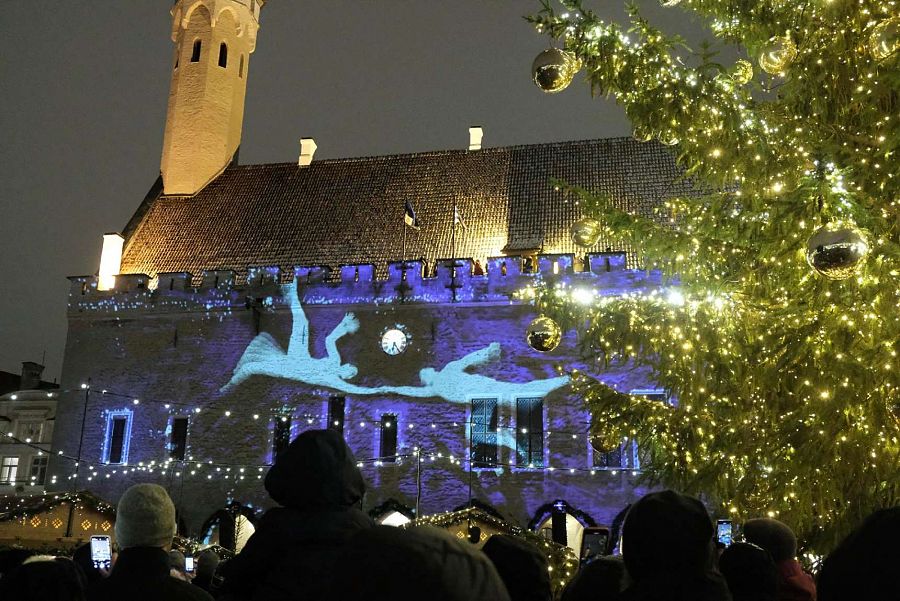 La instalación lumínica 'Tempus Fugit' en Tallin, Estonia.