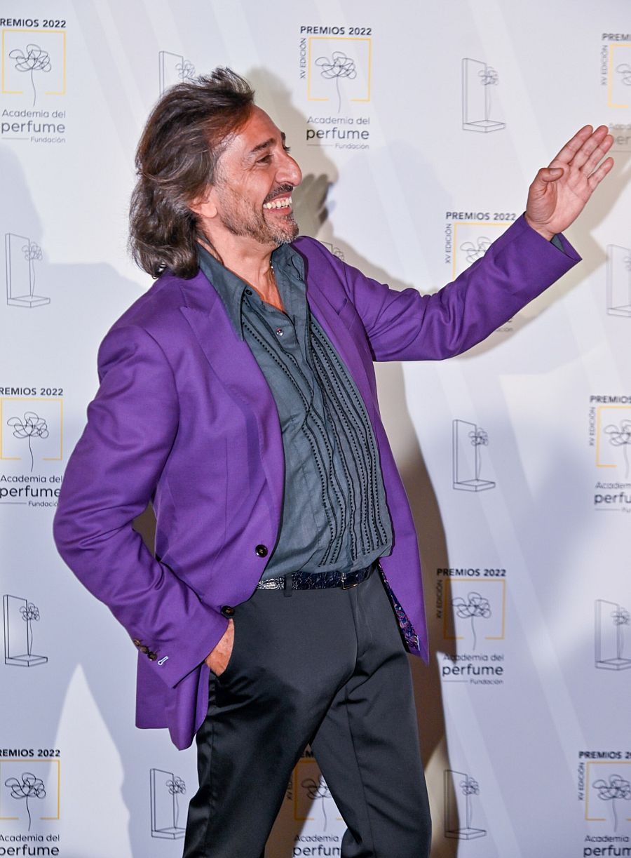 Le gusta la moda. Se considera presumido, amante de la sastrería y en ocasiones es un poco rockero