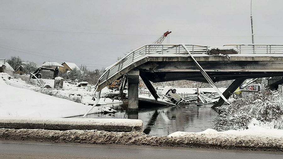 Restos del puente de Irpín bajo las primeras nieves durante la guerra.