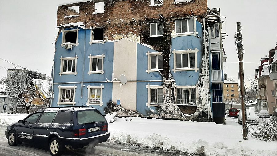 La nieve cubre las ruinas de un edificio destrozado por la guerra en Irpín.