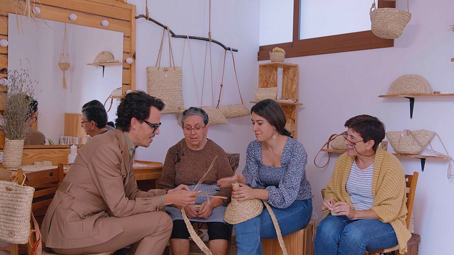 La Gisela Chortó li ensenya, acompanyada de dues senyores del poble, l'ofici de llatadora a Juan Avellaneda a 'Fet a mà'