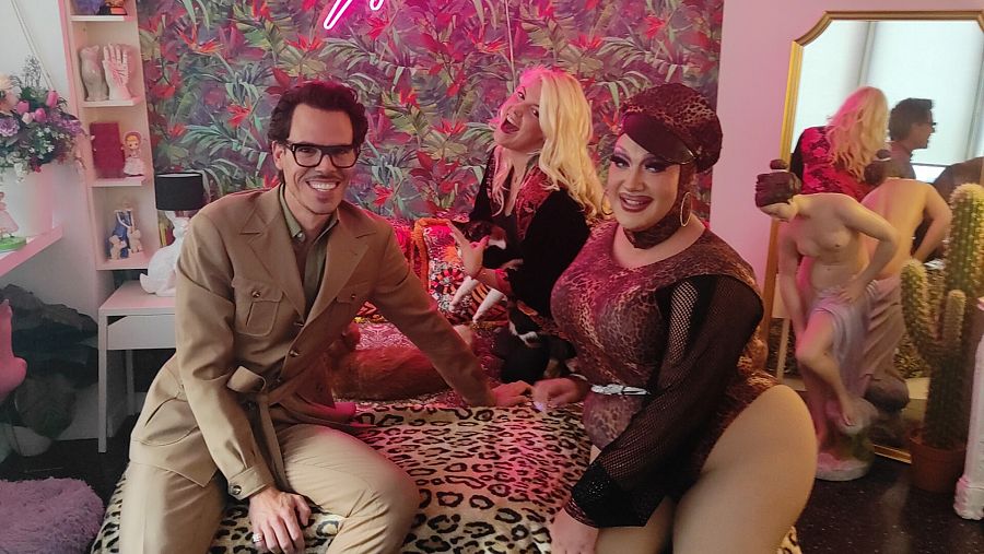 Juan Avellaneda, Marina Salazar i Estrella Xtravaganza asseguts a sobre d'un llit