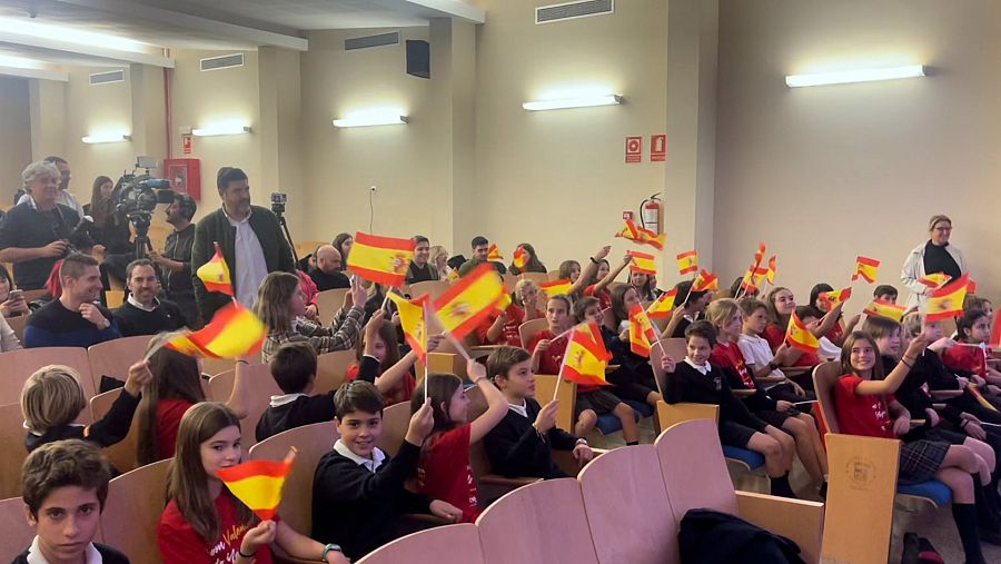 Los alumnos del colegio Cumbres School de Valencia apoyando a Carlos Higes