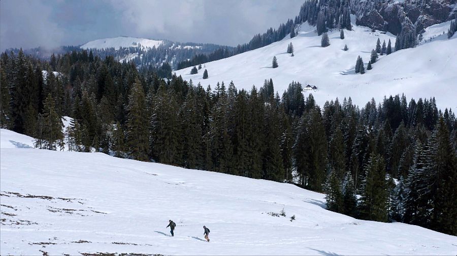 Muntanyes nevades amb dos excursionistes a Alemanya