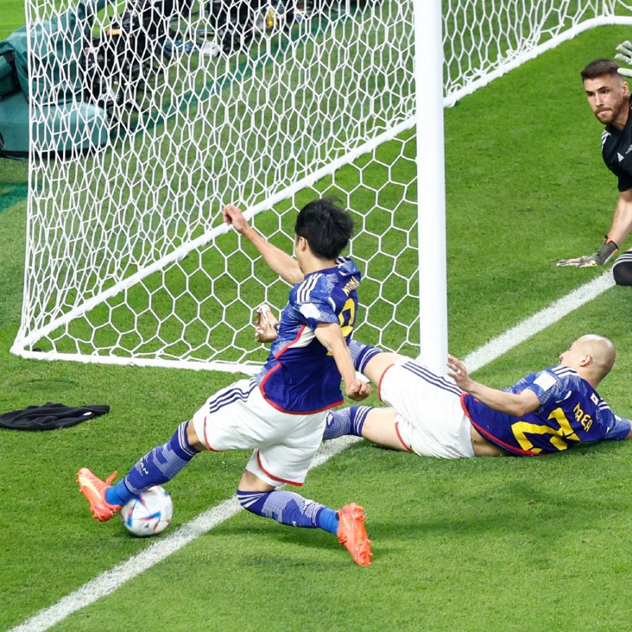 Mundial 2022: Kaoru Mitoma va por el balón en la jugada del segundo gol de Japón a España.