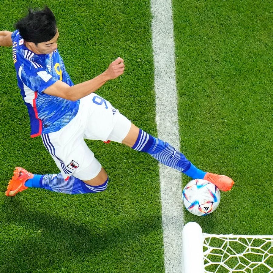 Mundial 2022: Imagen del balón que el VAR dictaminó que no había salido, en el partido Japón 2-1 España.