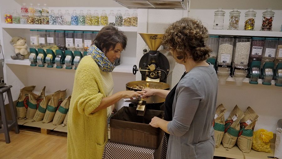 La Laura Mabres torra cada dia la fruita seca a la seva botiga