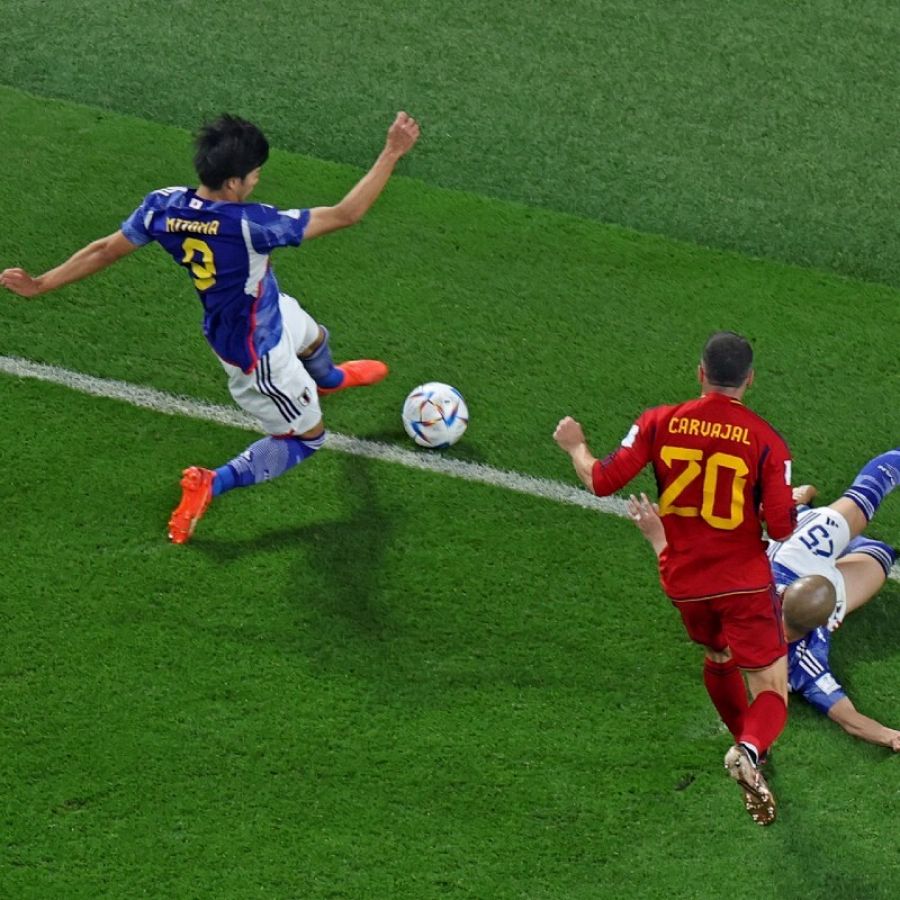 Una imagen del balón que alcanzó Mitoma para el gol que supuso el Japón 2-1 España