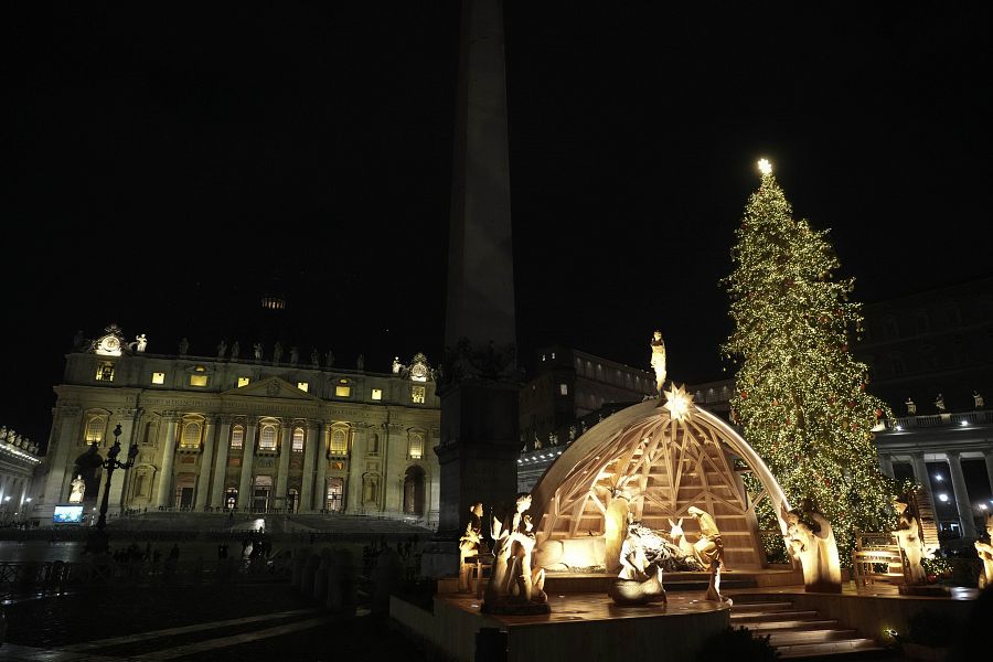 Belén y árbol de navidad en la Plaza de San Pedro, El Vaticano.