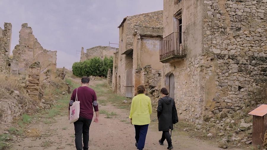 Sílvia Abril amb els guies, Andreu i Maite passejant pels carrers de Cordera d'Ebre | La Recepta Perduda