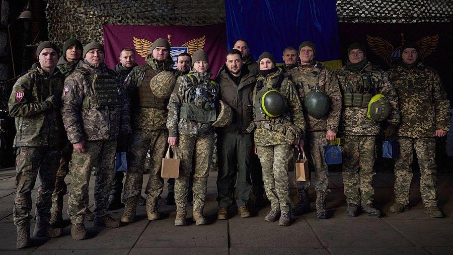 El presidente de Volodímir Zelenski con tropas ucranianas en el Donbás