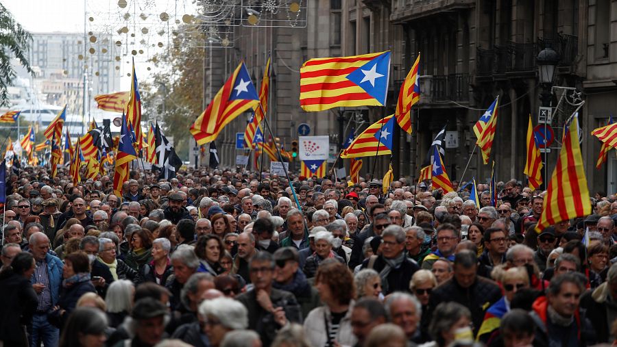 Centenars de persones es manifesten a la Via Laietana de Barcelona en contra de la derogació del delicte de sedició