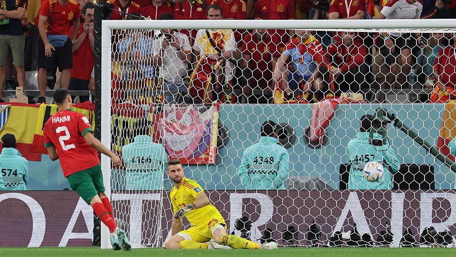 Mundial 2022: Penalti de Marruecos marcado por Hakimi ante España.