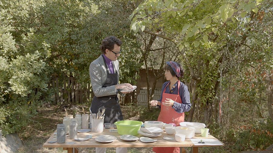 Chisato Kuraki ensenya a Juan Avellaneda a fer plats de ceràmica