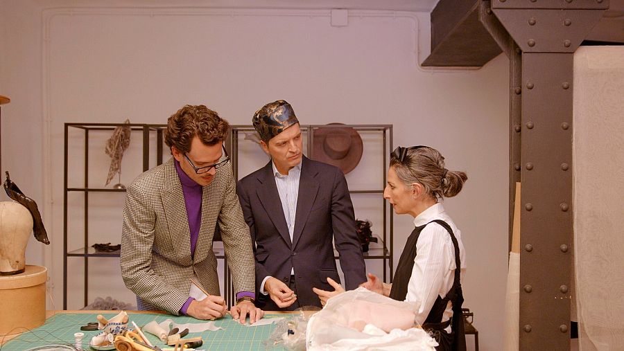 Gema Galdón ensenya al Marc Giró i Juan Avellaneda com es crea un barret, al seu taller