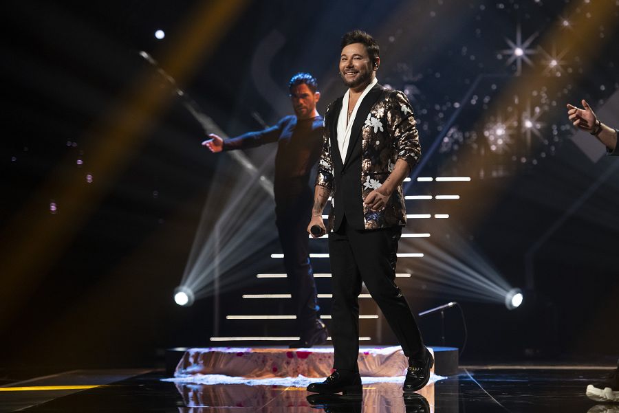 Miguel Poveda y el bailaor Agustín Barajas durante su actuación en 'Dúos incréibles'