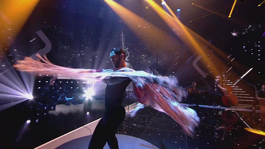 Agustín Barajas bailando el mantón de Manila en 'Dúos incréibles'