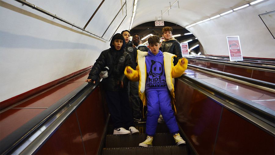 Carlos, Adrían, Felipe, Mauro y Juan Diego en el metro de Ereván