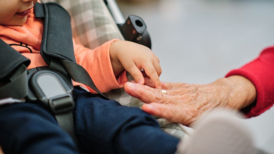 Mano de bebé y de anciano