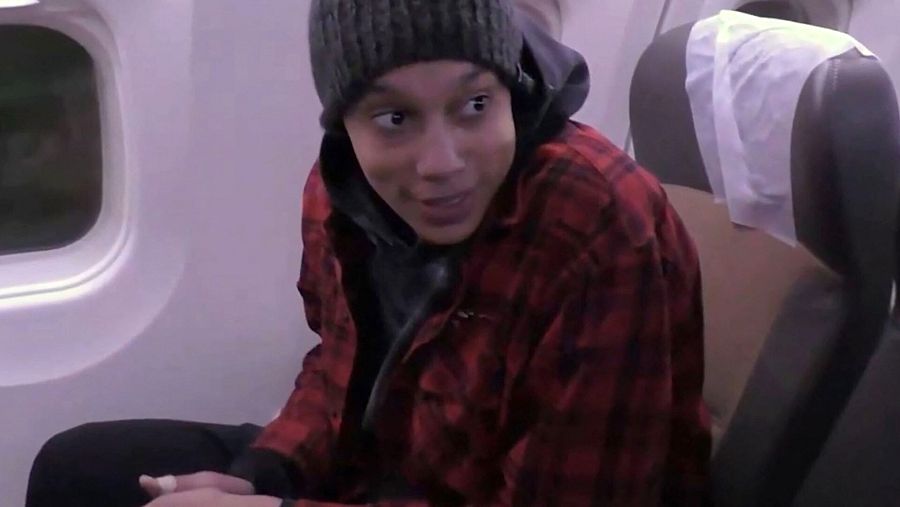 Imagen tomada de un vídeo mostrado por la televisión estatal rusa, y que Afp no ha podido verificar de forma independiente, de la baloncestista Brittney Griner en un avión tras ser liberada por Rusia, el 8 de diciembre de 2022. Foto: Medios estatales