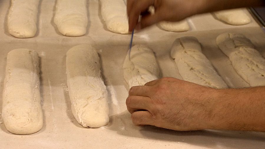 Panadero elaborando pan