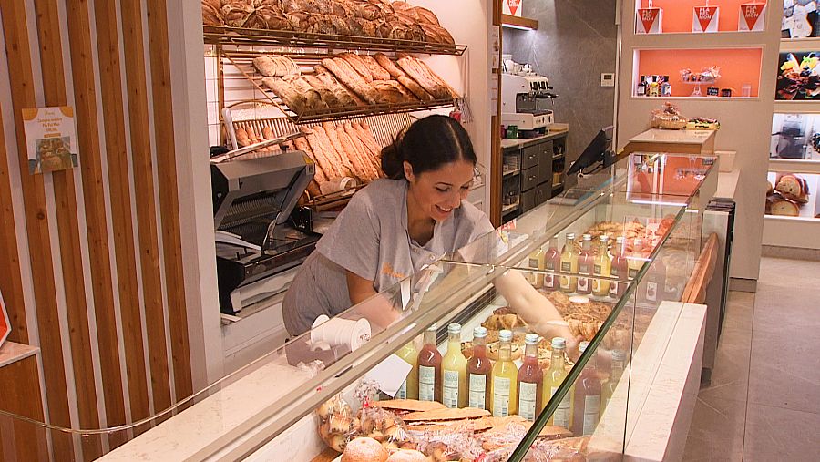 Establecimiento de panadería con dependienta
