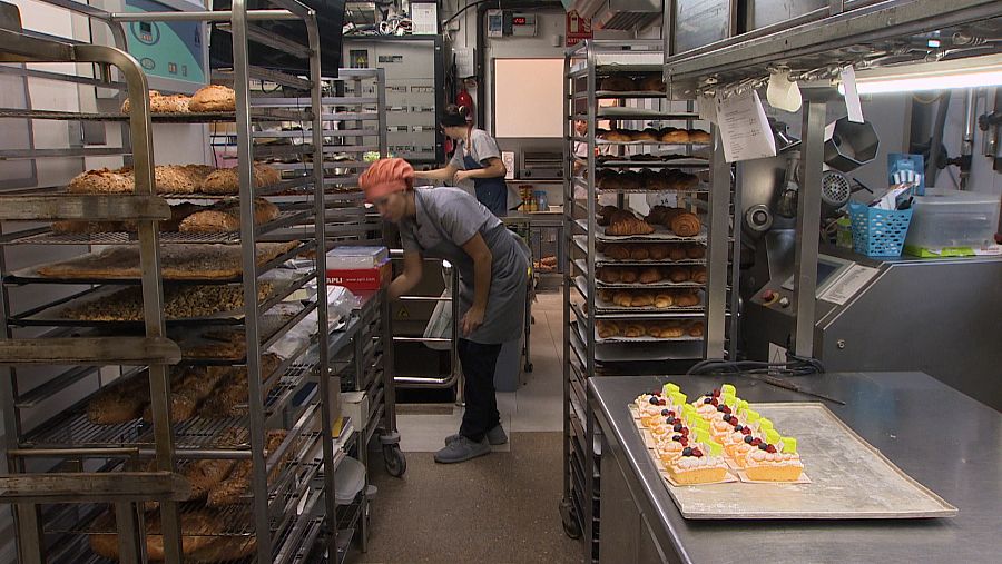 Trabajadores de panadería en horno