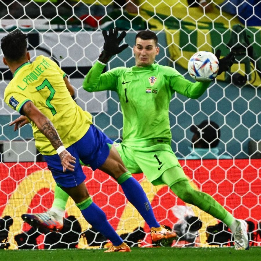 Mundial Qatar 2022: Paradas de Livakovic en el Brasil-Croacia