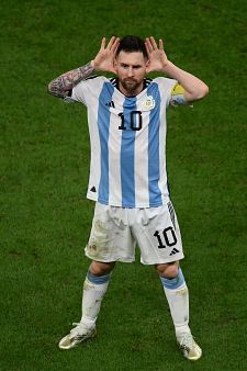 Messi celebra su gol emulando a Riquelme