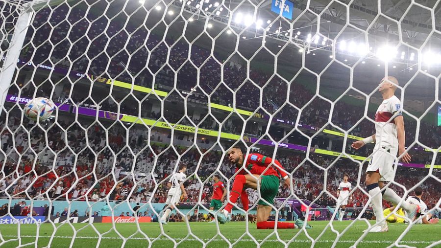 El balón entrando en la portería de Diogo Costa