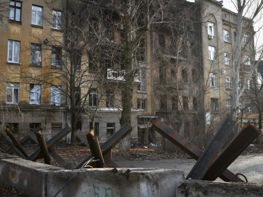 Guerra en Ucrania hoy: Erizos antitanque en una calle de la bombardeada ciudad de Bajmut