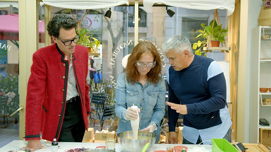 Juan Avellaneda, Nandu Jubany i Ana Casals el·laboren sabons artesanals a 'Fet a mà'