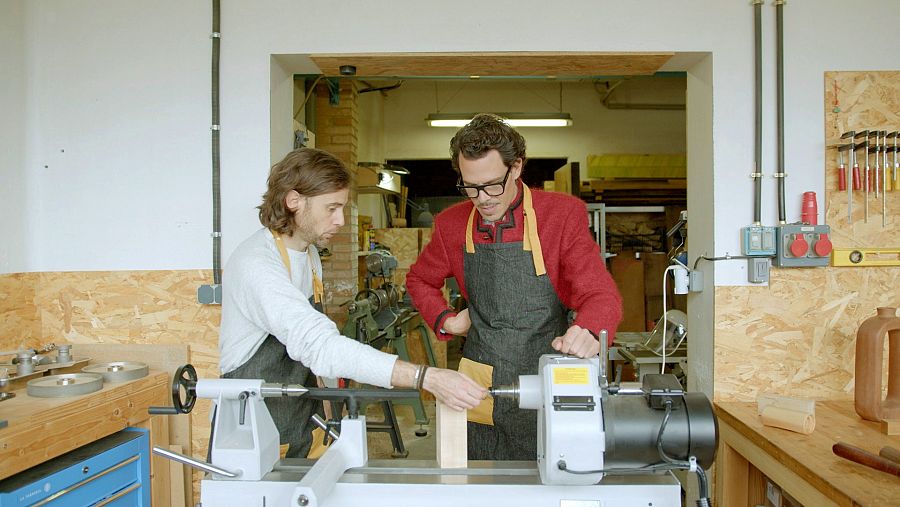 Jordi Pladevall mostra al Juan Avellaneda l'ofici de torner a 'Fet a mà'