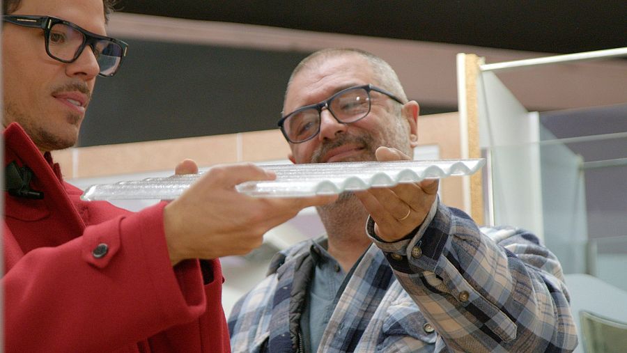 David Gibernau mostra l'ofici a de vidrier a Juan Avellaneda a 'Fet a mà'