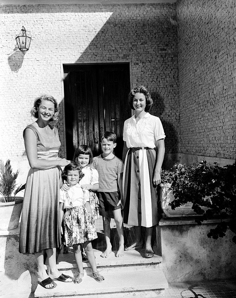 La actriz Ingrid Bergman y sus hijos los gemelos Isotta e Isabella y Robertino Rossellini, Roma (1957)