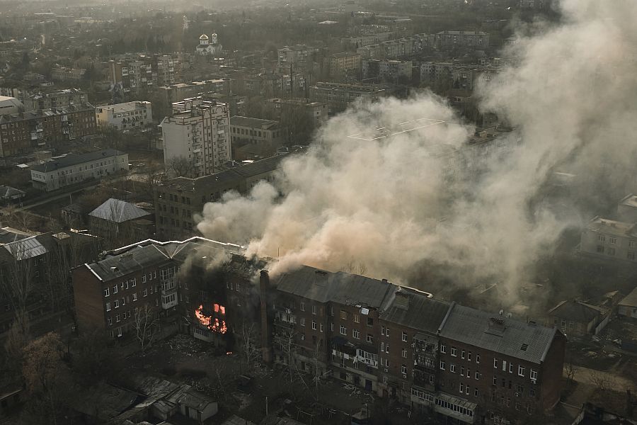 Un apartamento arde tras un bombardeo ruso en Bakhmut