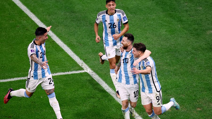 Argentina 3-0 Croacia: Messi celebra el gol con Enzo Fernández y Julián Álvarez