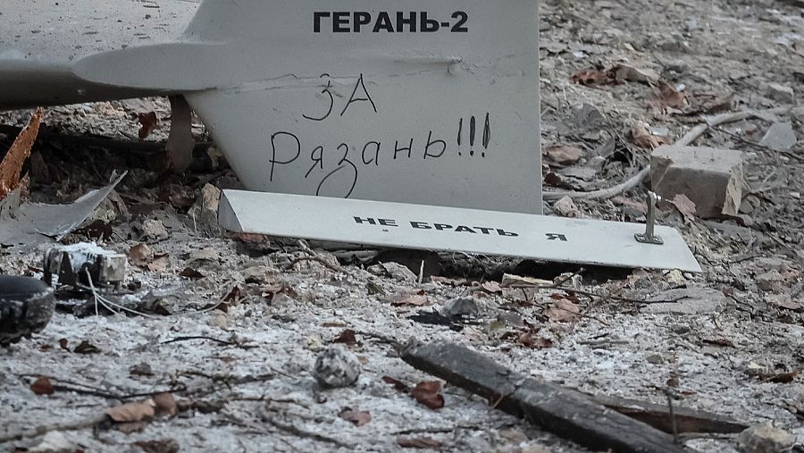 Partes de uno de los drones rusos Geran-2 abatido sobre Kiev. La inscripción a mano dice: 