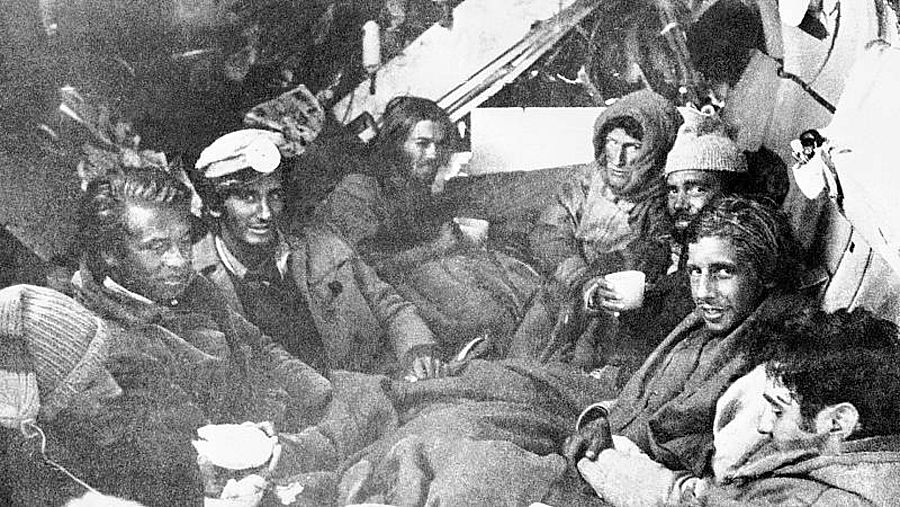 Varios de los supervivientes de la Tragedia de los Andes cuando fueron rescatados