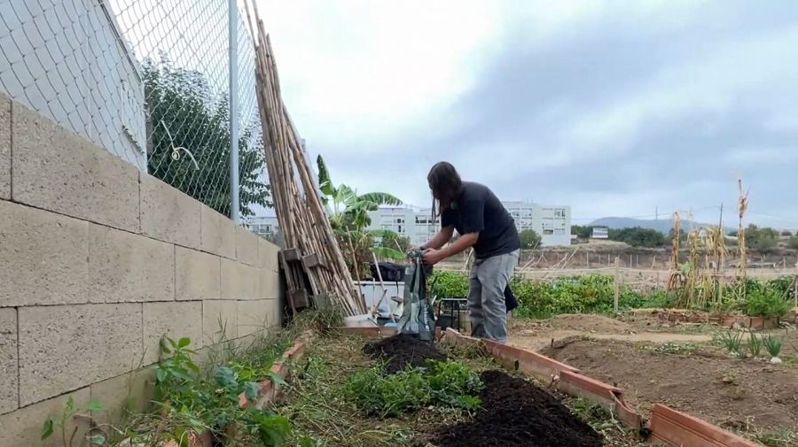 Afegeix compost sobre la terra