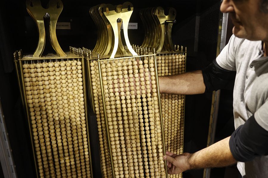 Lotería de Navidad 2022: Un operario muestra las bolas en las liras