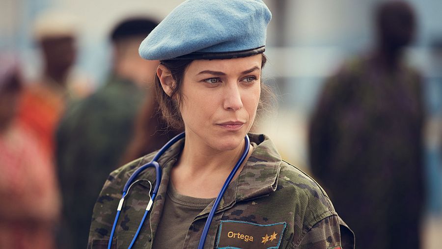 Iria del Río interpreta a la Teniente médico Lucía Ortega en la serie 'Fuerza de paz'.