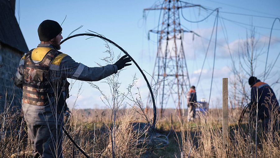 Un grupo de operarios arregla la red eléctrica dañada en Kramatorsk, en Donetsk