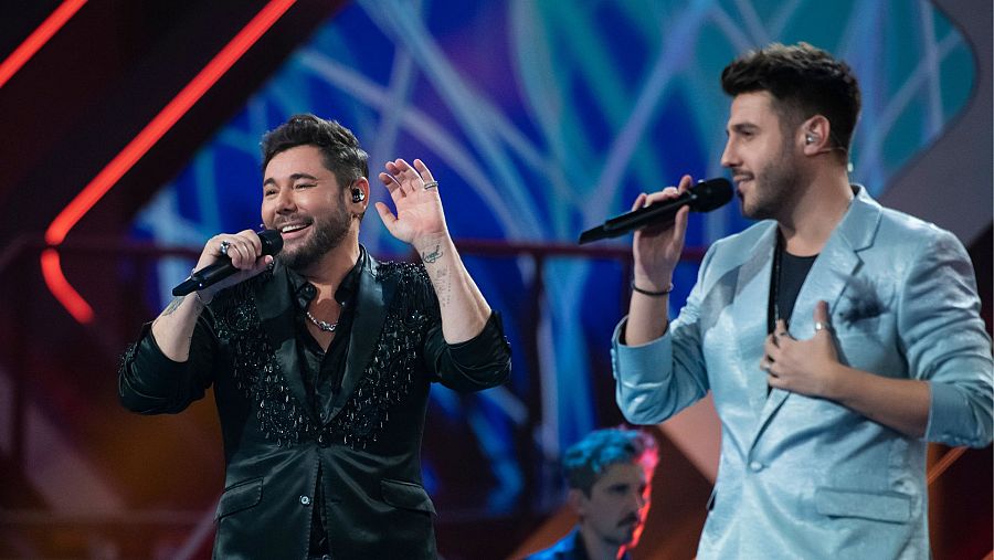 Miguel Póveda y Antonio José durante su actuación en la gran final de 'Dúos increíbles'