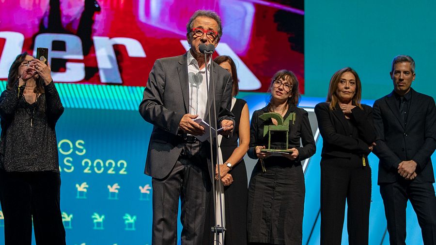 Jordi Hurtado recull el Premi Ondas a 'Saber y Ganar' a sobre de l'escenari agraïnt el premi amb la resta de l'equip del programa